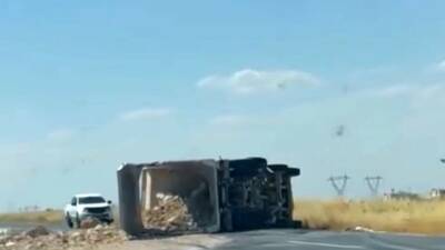 Siirt’in Kurtalan ilçesinde seyir halindeki yük kamyonunun devrilmesi sonucu meydana