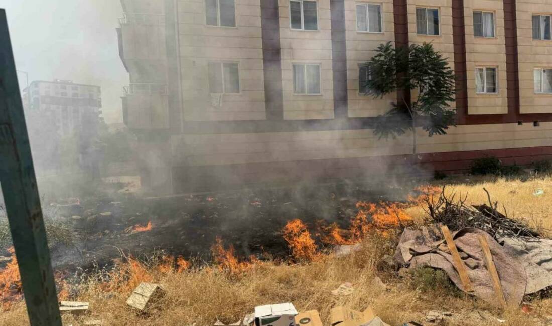 Siirt’in Kurtalan ilçesinde bir sitenin bahçesinde çıkan yangın paniğe neden