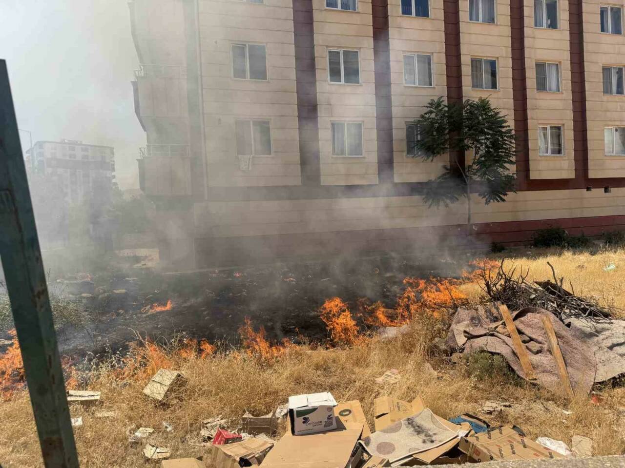 Siirt’in Kurtalan ilçesinde bir sitenin bahçesinde çıkan yangın paniğe neden