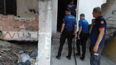 Siirt’in Kurtalan ilçesinde metruk binada çıkan yangın, itfaiyenin müdahalesiyle söndürüldü.