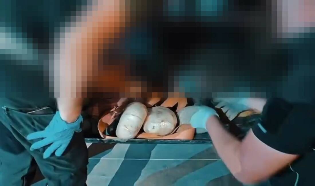 Şırnak’ta 9 kilo 700 gram uyuşturucu ele geçirildi Şırnak’ın Cizre ilçesinde İl Emniyet Müdürlüğü ekiplerince durdurulan bir tırda
