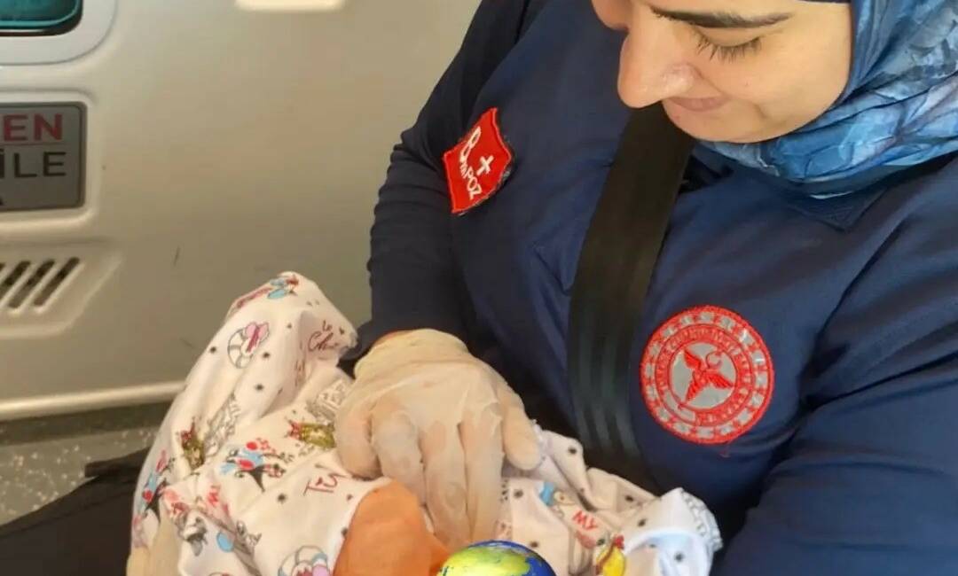 Şırnak’ta anne hastaneye yetişemedi, sağlık ekibi bebeği ambulansta doğurttu Şırnak’ın Silopi ilçesinde kırsal mahalleden gelen acil doğum ihbarına yetişen