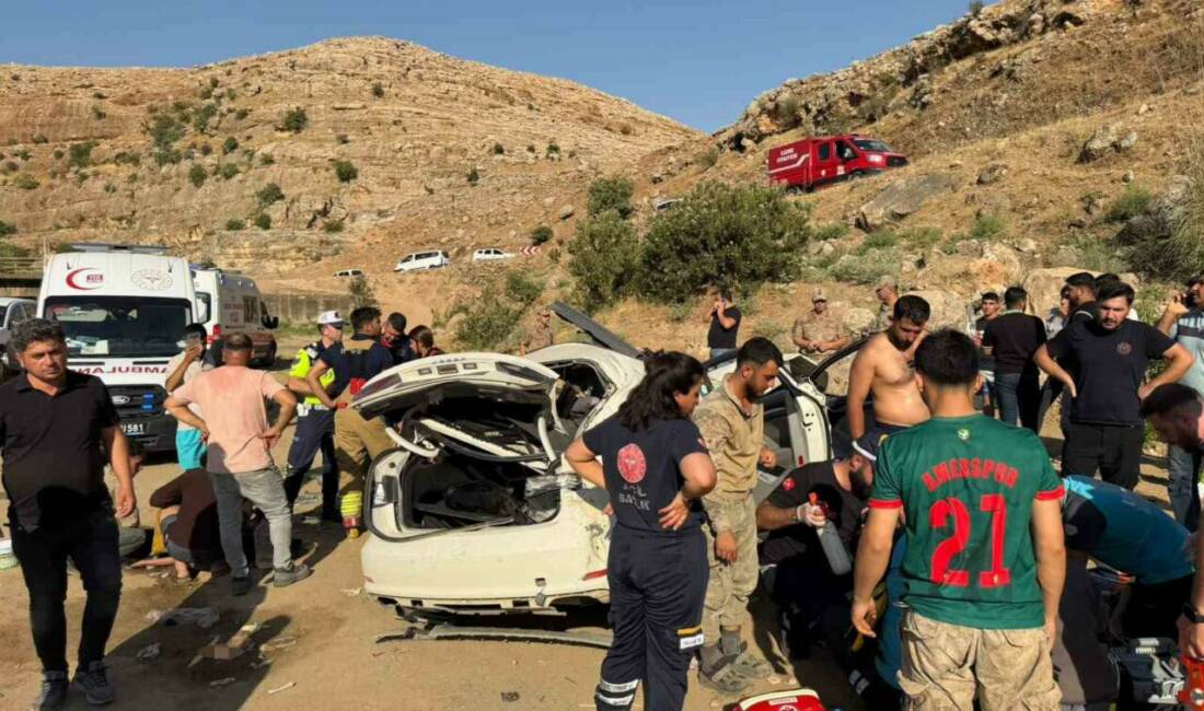 Şırnak’ın Güçlükonak ilçesinde sürücüsünün direksiyon hakimiyetini kaybettiği otomobilin şarampole yuvarlanması