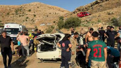 Şırnak’ın Güçlükonak ilçesinde sürücüsünün direksiyon hakimiyetini kaybettiği otomobilin şarampole yuvarlanması