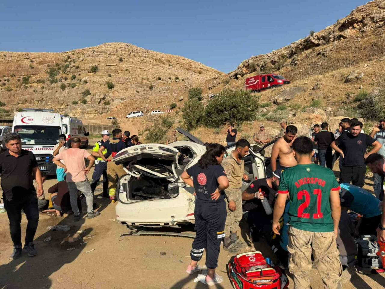 Şırnak’ın Güçlükonak ilçesinde sürücüsünün direksiyon hakimiyetini kaybettiği otomobilin şarampole yuvarlanması