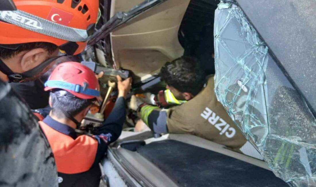 Şırnak’ta tır devrildi: 1 yaralı Şırnak’ta sürücüsünün direksiyon hakimiyetini kaybettiği tır devrildi. Kazada araçta sıkışan