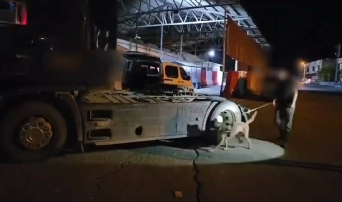 Şırnak’ta zehir yüklü tır uygulama noktasında yakalandı Şırnak’ta uyuşturucu madde ticaretine yönelik yürütülen mücadele kapsamında polis ekiplerince