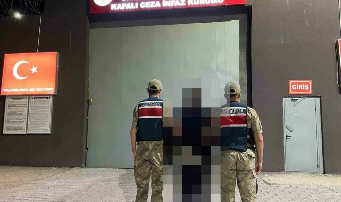 Siverek’te 5 yıl kesinleşmiş hapis cezası bulunan şahıs yakalandı Şanlıurfa’nın Siverek ilçesinde, hakkında 5 yıl kesinleşmiş hapis cezası bulunan
