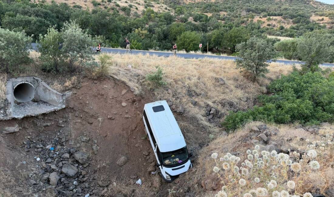 Şanlıurfa’nın Siverek ilçesinde tarım işçilerini taşıyan minibüsün şarampole düşmesi sonucu