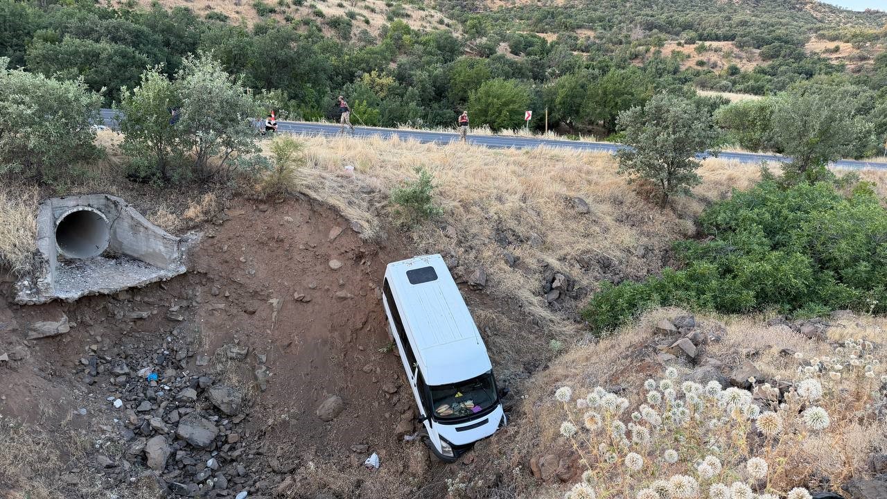 Siverek’te işçi minibüsü şarampole düştü: 4 yaralı