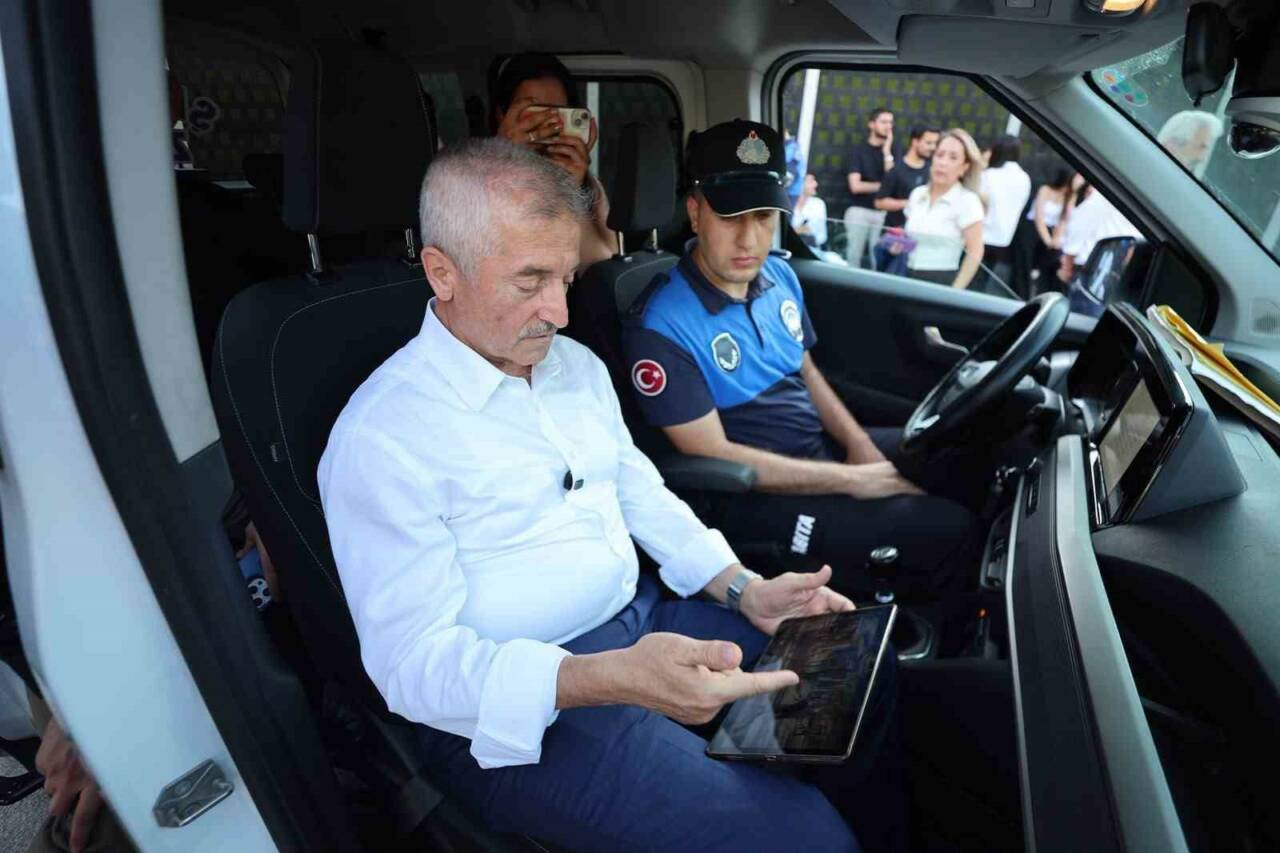 Şahinbey Belediye Başkanı Mehmet Tahmazoğlu, zabıta ekipleriyle birlikte parklarda çevre