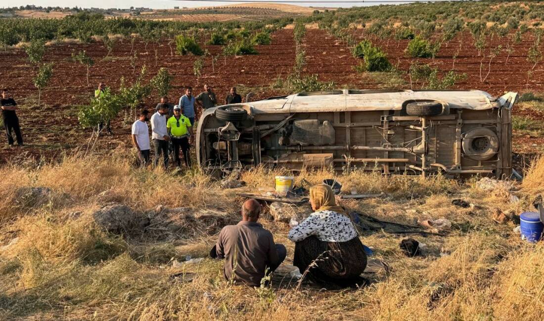 Şanlıurfa’nın Suruç ile Birecik ilçeleri arasında tarım işçilerini taşıyan minibüsün