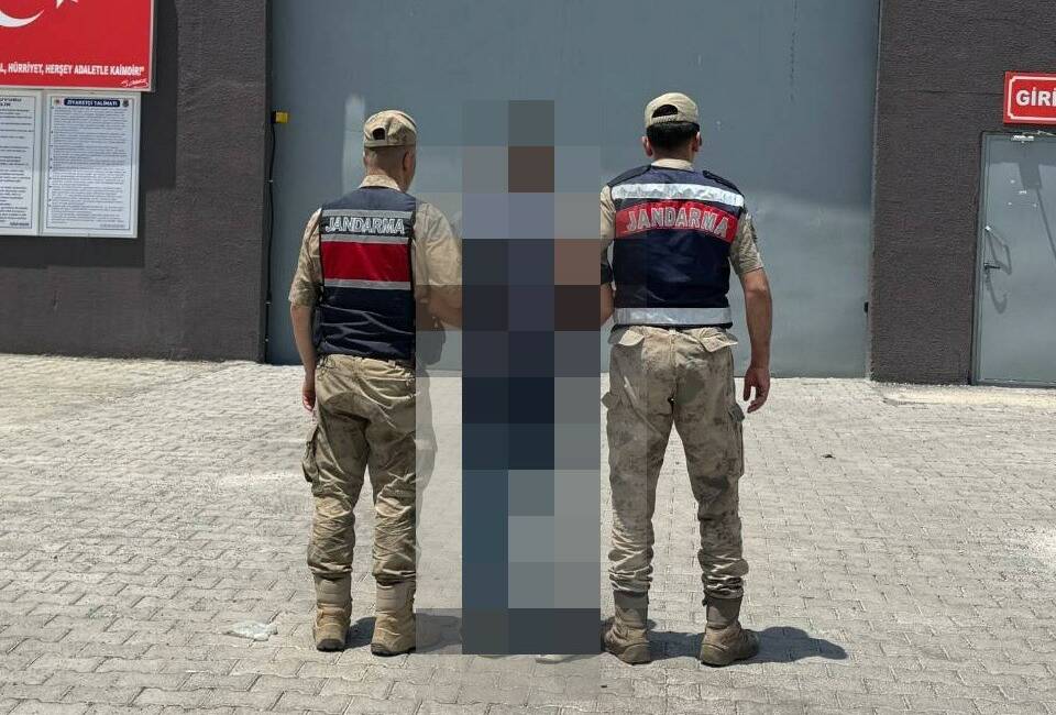 Tehdit suçundan aranan şahıs yakalandı Şanlıurfa’da silahla tehdit suçundan kesinleşmiş 4 yıl 3 ay hapis