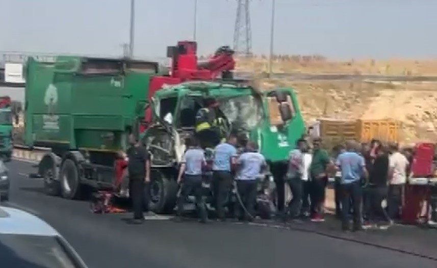 Tıra arkadan çarpan çöp kamyonunun sürücüsü ağır yaralandı Gaziantep’te tıra arkadan çarpan çöp kamyonunun sürücüsü, araçta sıkışarak ağır