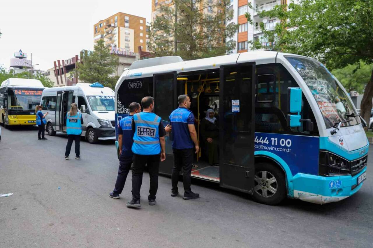 Diyarbakır Büyükşehir Belediyesi, yaz sıcaklarının etkisini artırmasıyla birlikte toplu taşıma