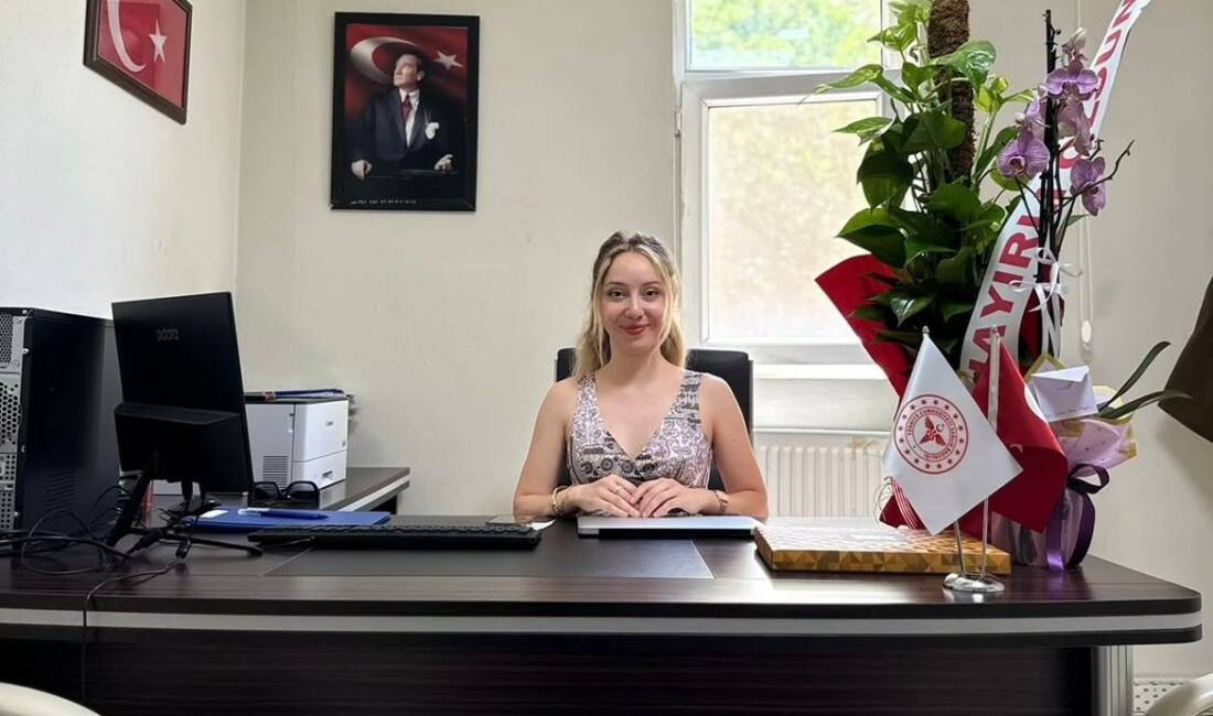 Uludere’de ilk kadın ilçe Sağlık Müdürü göreve başladı Şırnak’ın Uludere ilçesinde Sağlık Müdürlüğü görevinde devir teslim töreni gerçekleştirildi.