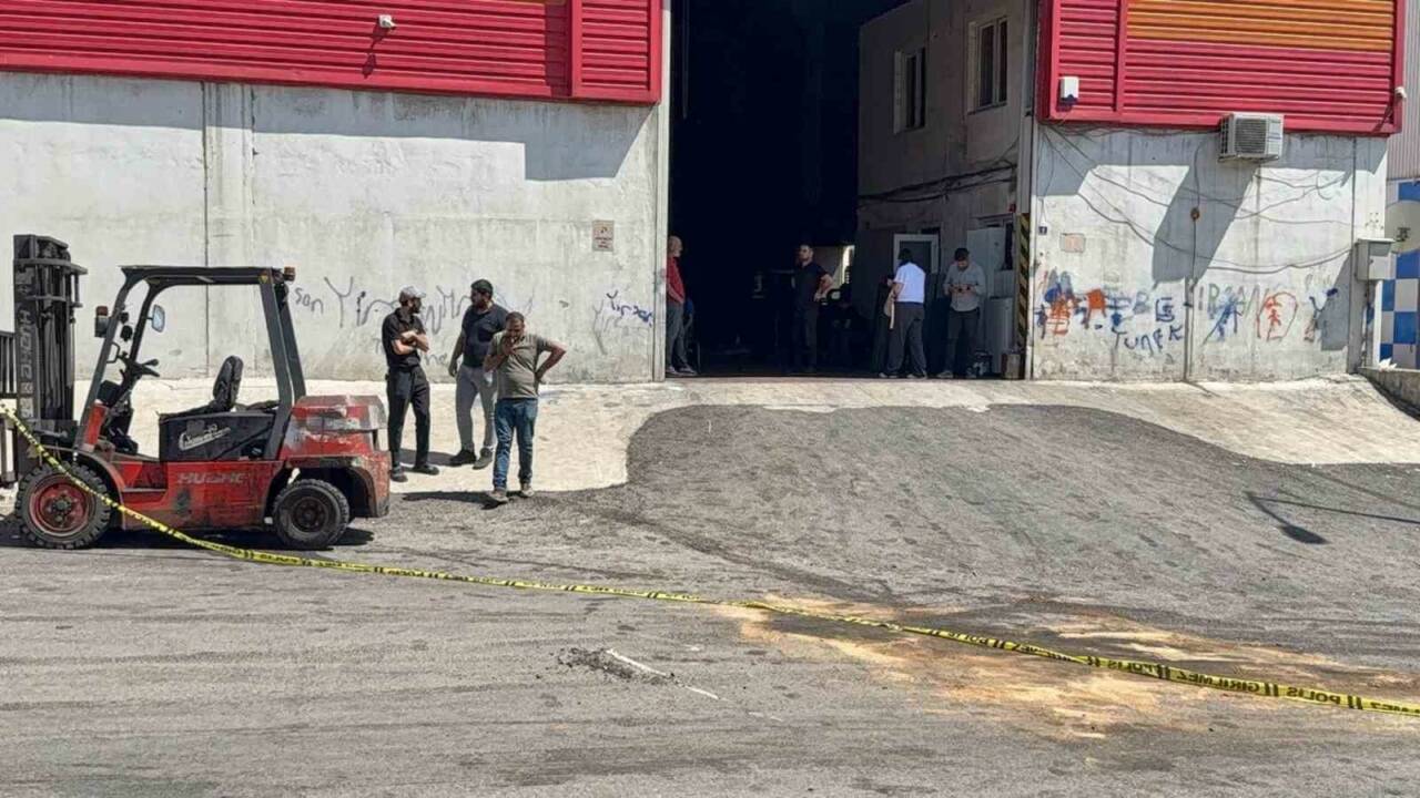 Gaziantep’te çalıştığı fabrikada forkliftle yük taşıdığı sırada aracın devrilmesi sonucu