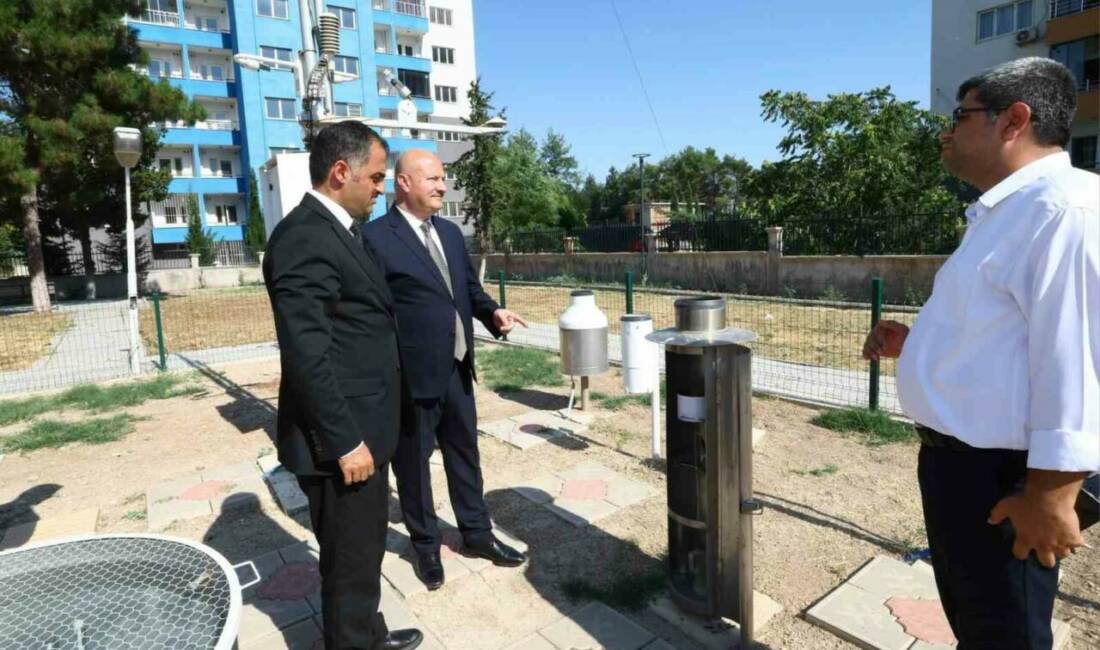 Vali Küçük, meteoroloji müdürlüğünü ziyaret etti Adıyaman Valisi Abdullah Küçük, meteoroloji İl müdürlüğünü ziyaret ederek kurumun