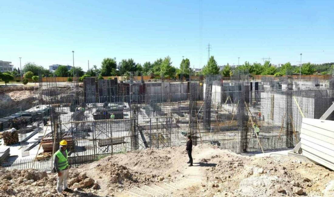 Vali Küçük, yapımı süren kültür merkezinde incelemelerde bulundu Adıyaman Valisi Abdullah Küçük, Sümerevler Mahallesi Eğri Çayı Parkı içerisinde