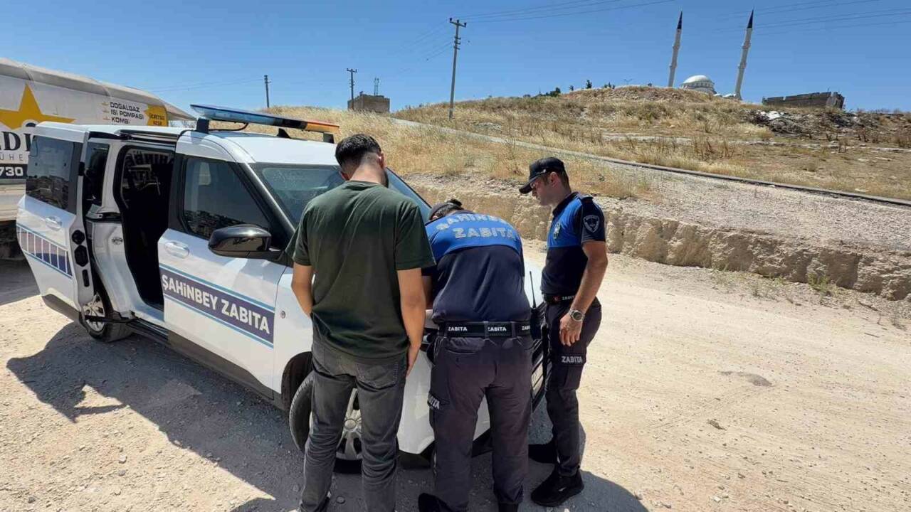 Şahinbey Belediyesi Zabıta Müdürlüğü ekipleri, Geylani Mahallesi’nde boş bir araziye