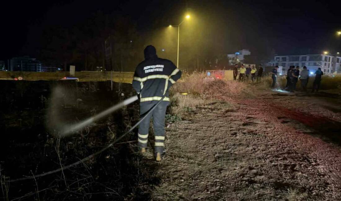 Adıyaman'da ağaçlık alanda çıkan yangında polis ekipleri, alevlerin ortasında kalan