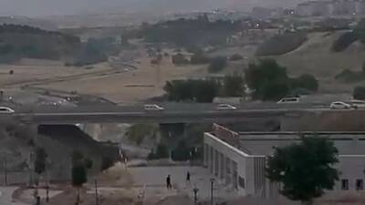 Adıyaman Millet Bahçesinde yer alan yapıların camları taşlanarak kırıldı.