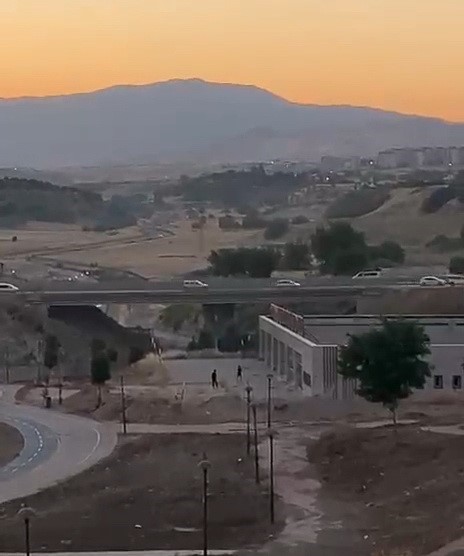 Yapıların camlarını taşlayarak kırdılar Adıyaman Millet Bahçesinde yer alan yapıların camları taşlanarak kırıldı.