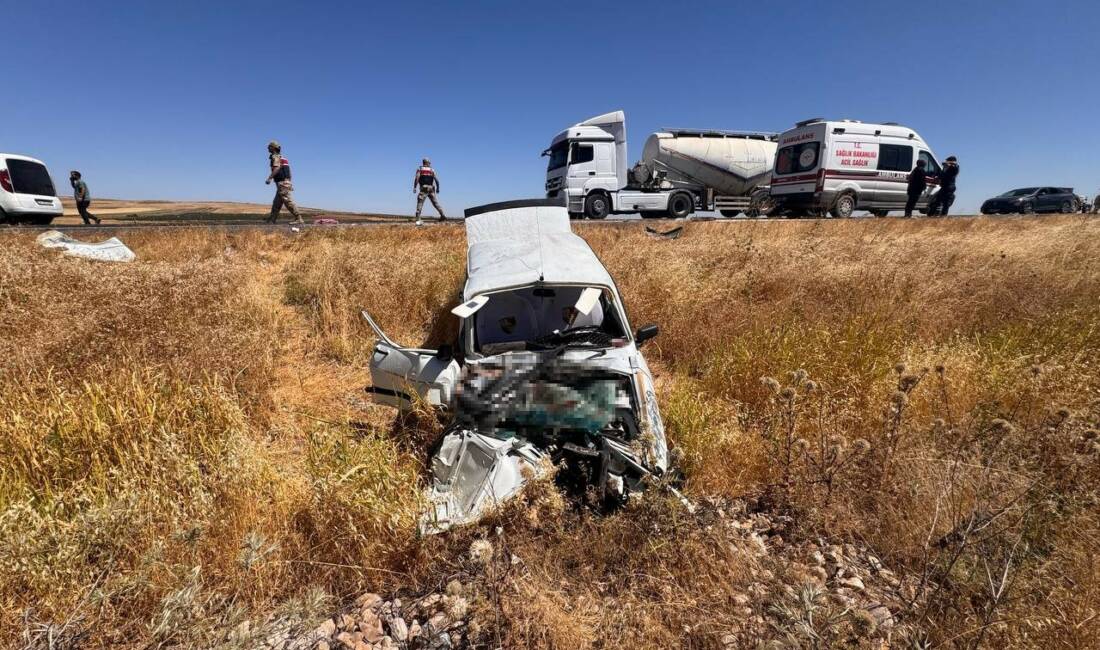 Şanlıurfa’nın Suruç ilçesinde otomobil ile traktörün çarpışması sonucu meydana gelen