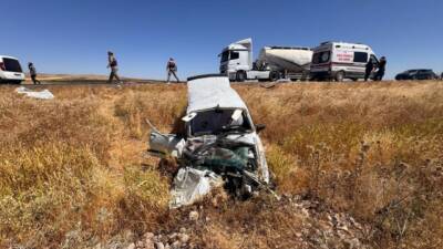 Şanlıurfa’nın Suruç ilçesinde otomobil ile traktörün çarpışması sonucu meydana gelen