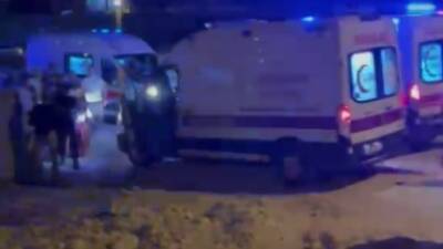 Gaziantep’in Nizip ilçesinde yol çalışması yapılan alandaki çukura düşen otomobilde