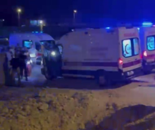 Gaziantep’in Nizip ilçesinde yol çalışması yapılan alandaki çukura düşen otomobilde