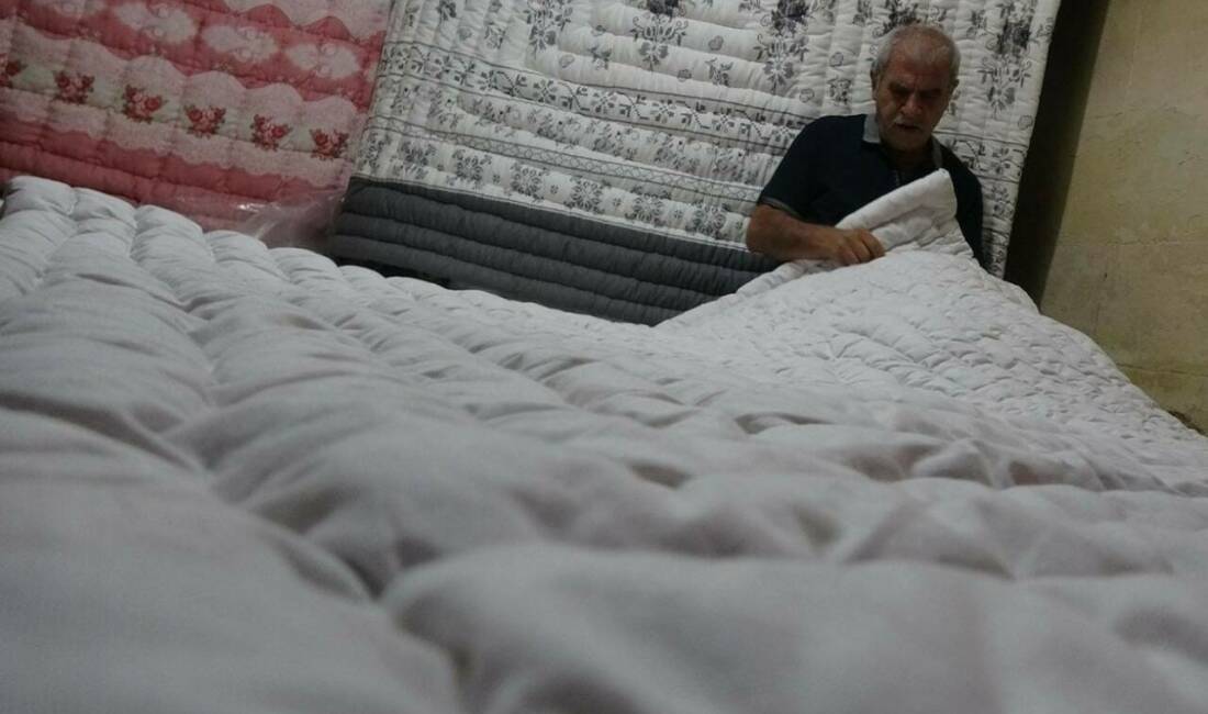 Kilis’te 45 yılı aşkın süredir yorgancılık yapan Cuma Yıldız, mesleğe