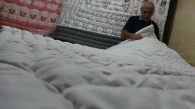 Kilis’te 45 yılı aşkın süredir yorgancılık yapan Cuma Yıldız, mesleğe