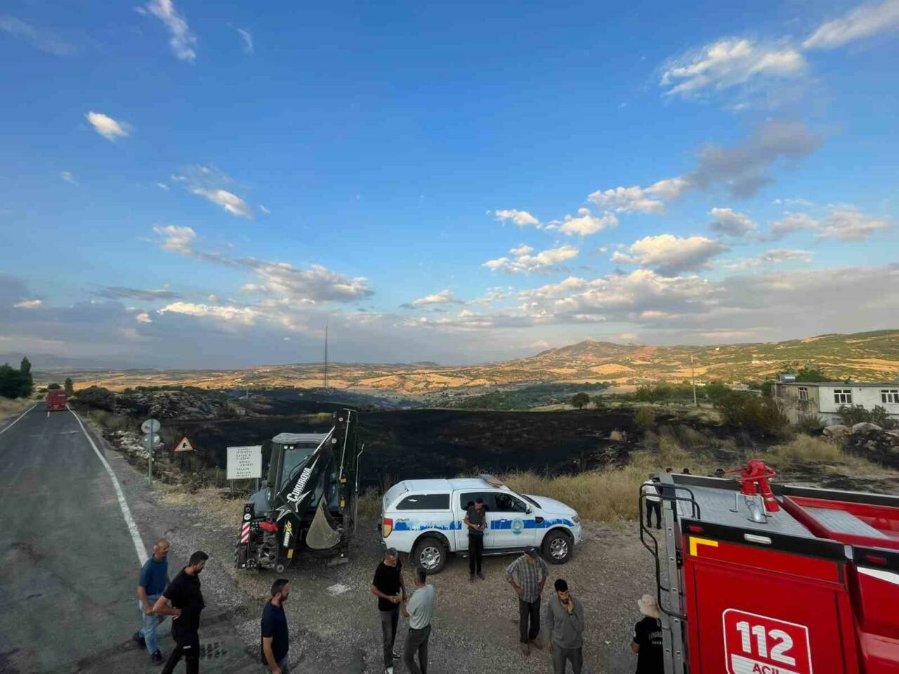 Diyarbakır’ın Lice ilçesinde zirai ve ormanlık alanda çıkan yangın, yaklaşık