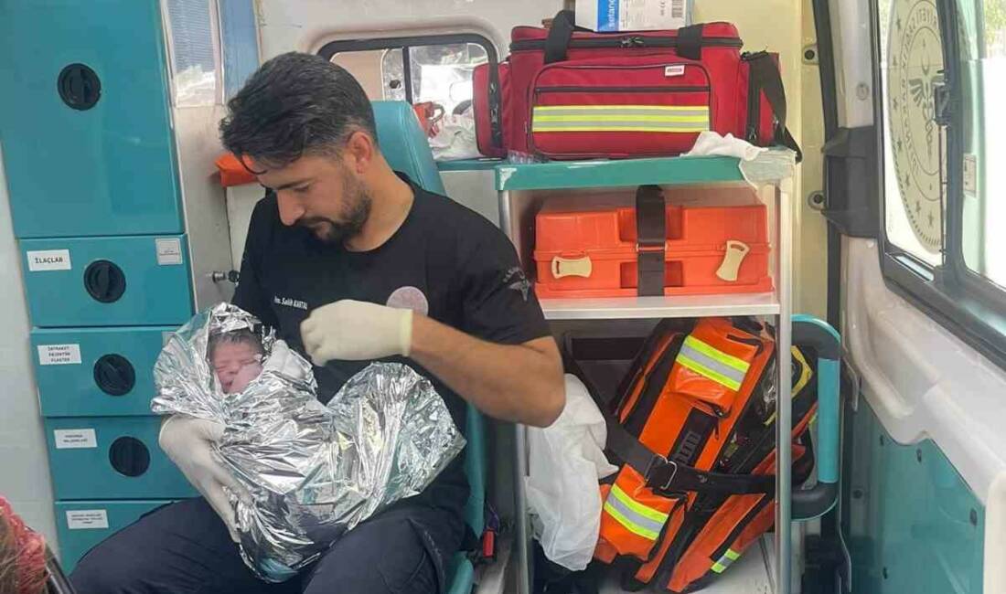 Şanlıurfa’da doğum sancıları başlayan bir kadın, hastaneye yetiştirilmeye çalışıldığı sırada