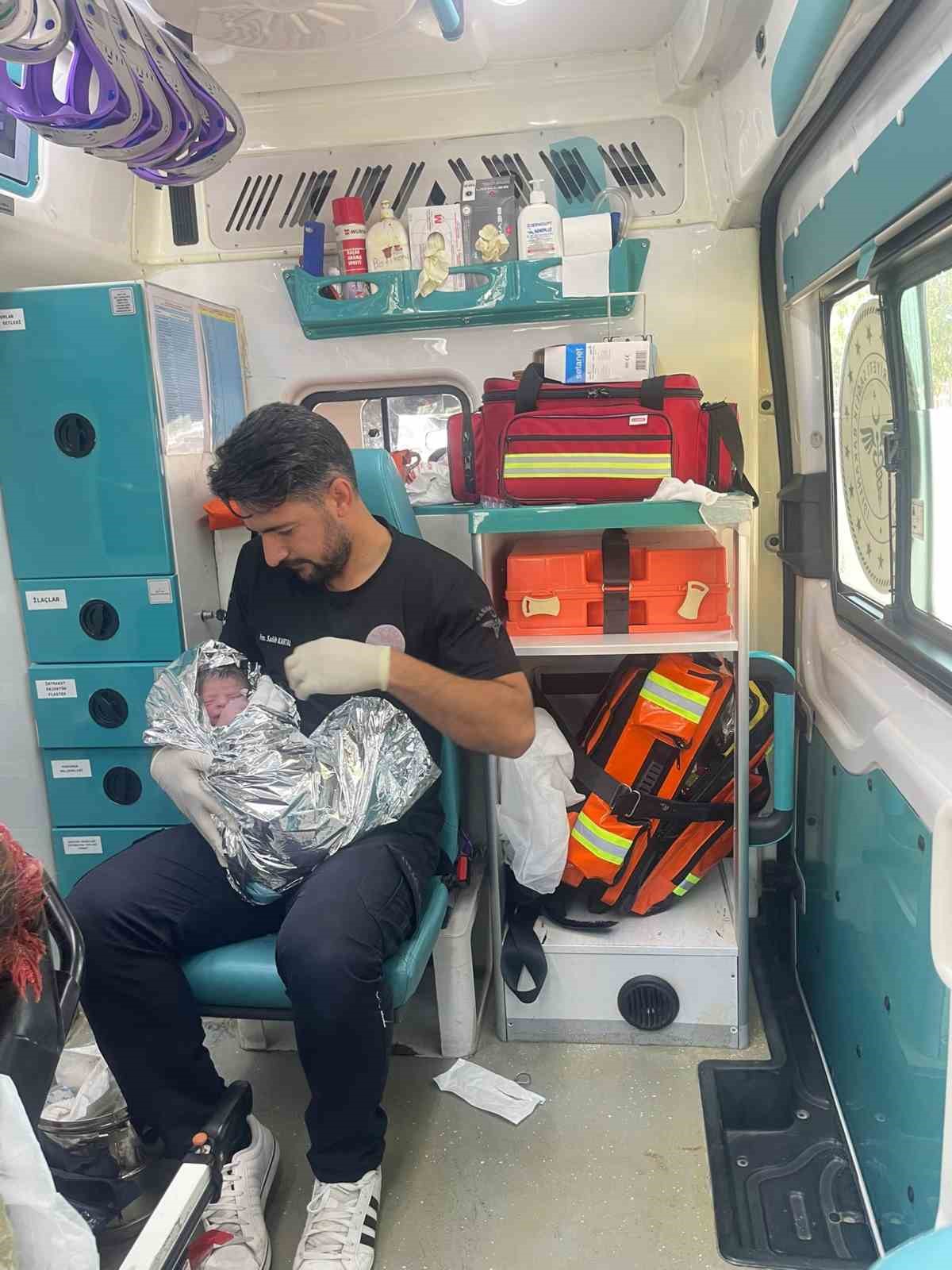 Şanlıurfa’da doğum sancıları başlayan bir kadın, hastaneye yetiştirilmeye çalışıldığı sırada