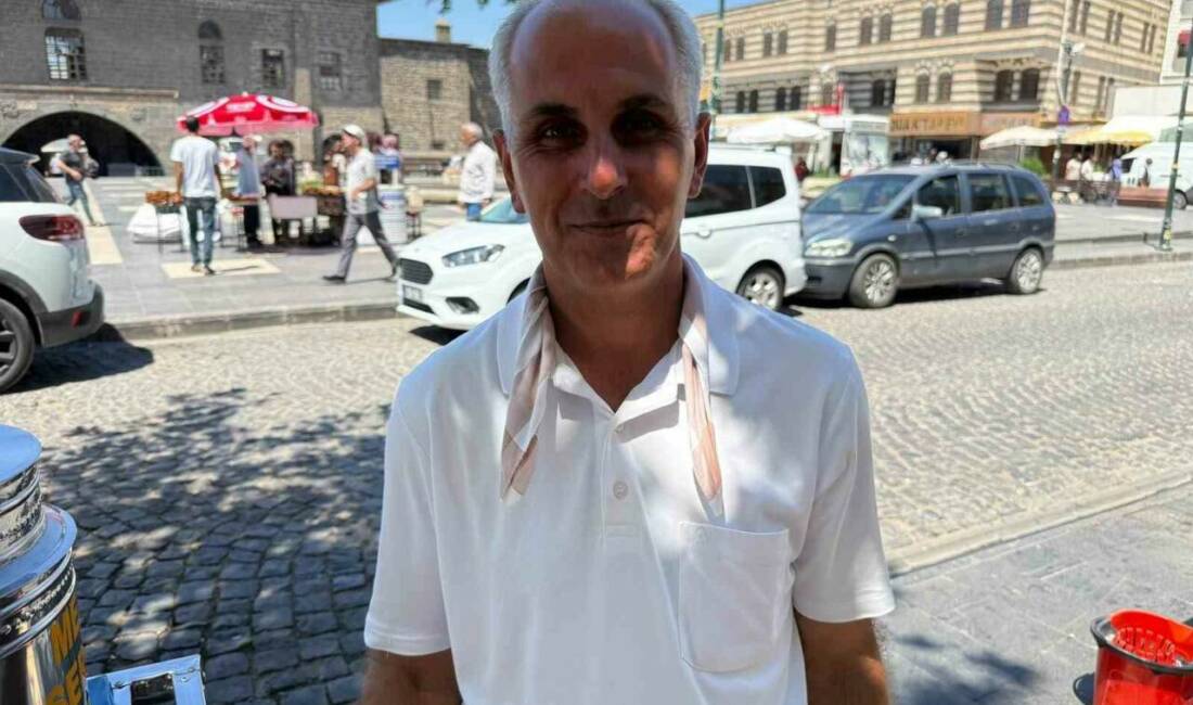Diyarbakır’da 32 yıldır seyyar satıcılık yapan Doğan Evelek, meyan kökünü