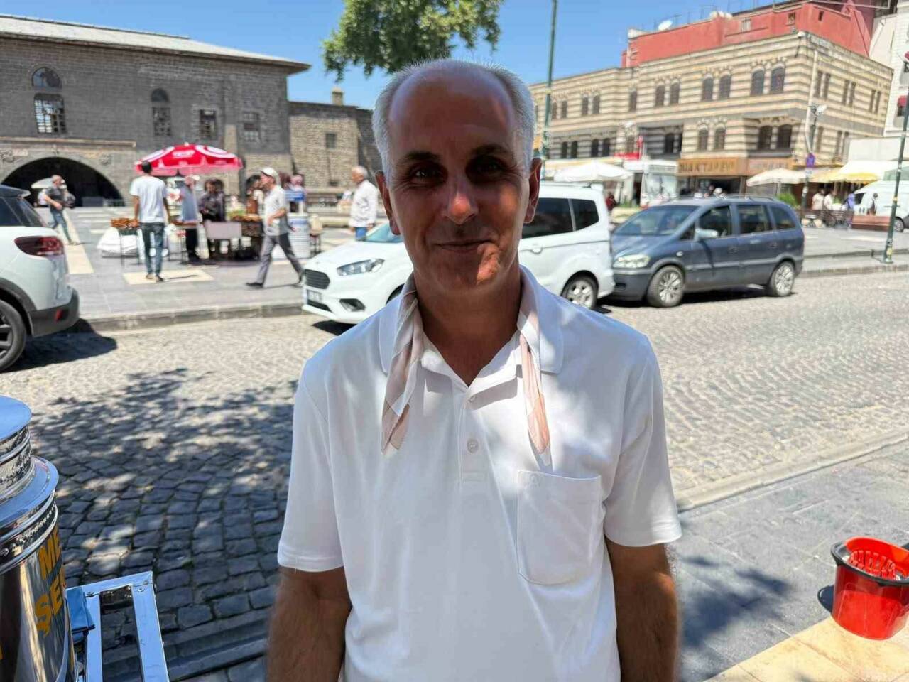 Diyarbakır’da 32 yıldır seyyar satıcılık yapan Doğan Evelek, meyan kökünü