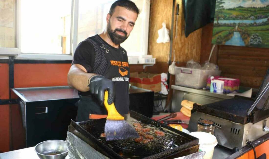 Diyarbakır’da 6 yıldır tostçuluk yapan Serdal Arcan, 40 dereceyi aşan