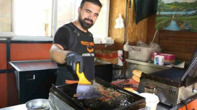 Diyarbakır’da 6 yıldır tostçuluk yapan Serdal Arcan, 40 dereceyi aşan