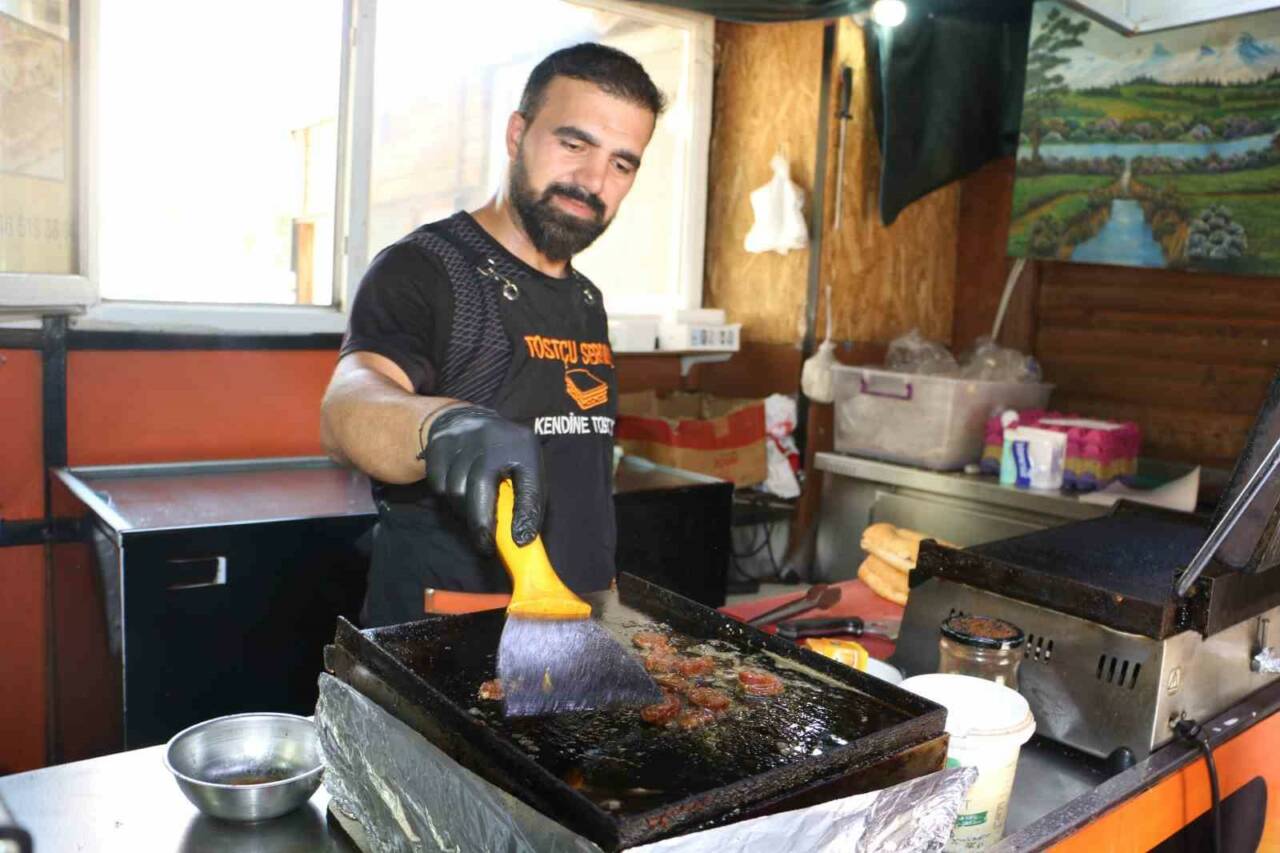 Diyarbakır’da 6 yıldır tostçuluk yapan Serdal Arcan, 40 dereceyi aşan