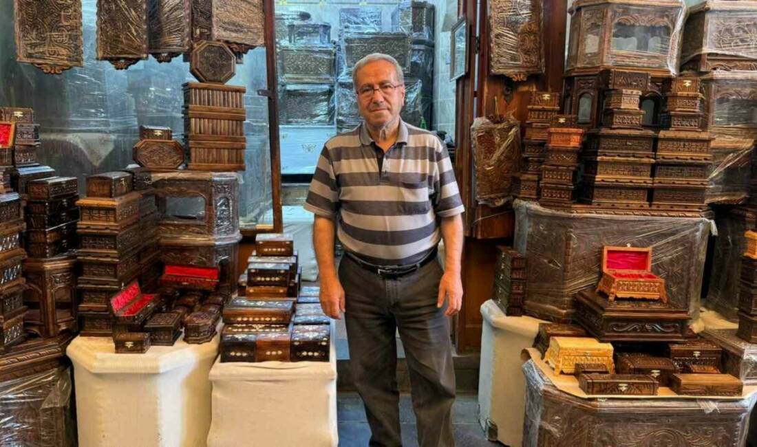 65 yıldır genç kızların çeyizlik sandıklarını yapıyor Gaziantep Bakırcılar Çarşısı’nda 65 yıldır sandık işlemeciliği yapan Osman Esterli,