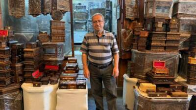 Gaziantep Bakırcılar Çarşısı’nda 65 yıldır sandık işlemeciliği yapan Osman Esterli,