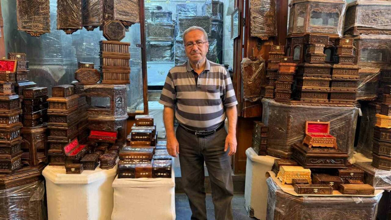 Gaziantep Bakırcılar Çarşısı’nda 65 yıldır sandık işlemeciliği yapan Osman Esterli,