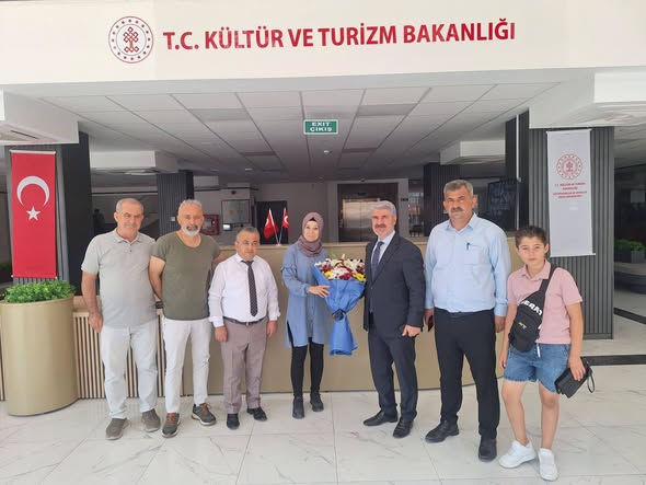 Başkan Alkan’dan Besni İlçe Halk Kütüphanesine Ziyaret Besni Belediye Başkanı Reşit Alkan, Besni İlçe Halk Kütüphanesi Müdürü