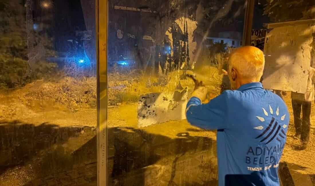 Adıyaman Belediyesi Temizlik İşleri Müdürlüğü ekipleri, kent genelindeki otobüs duraklarında