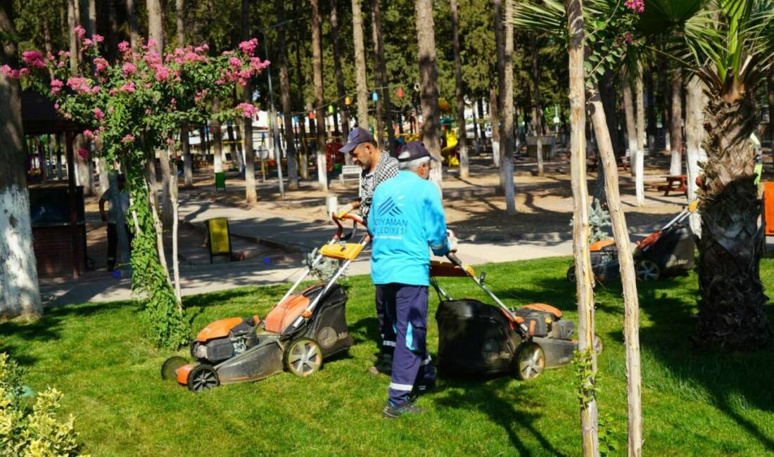 Adıyaman’ın parklarında yaz bakımı aralıksız sürüyor Adıyaman Belediyesi Park ve Bahçeler Müdürlüğü ekipleri, kent genelindeki park