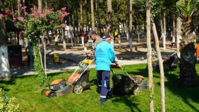Adıyaman Belediyesi Park ve Bahçeler Müdürlüğü ekipleri, kent genelindeki park