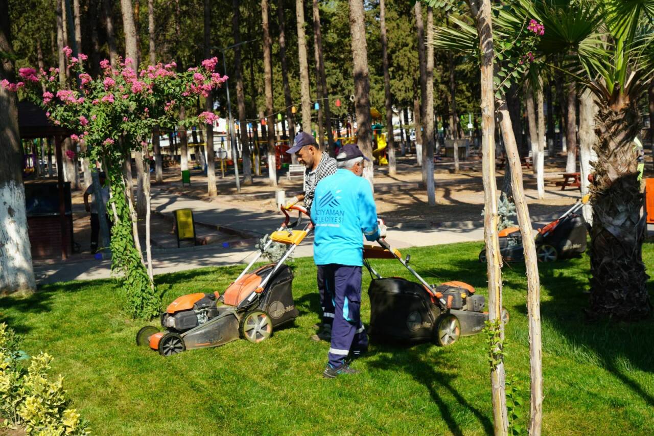 Adıyaman’ın parklarında yaz bakımı aralıksız sürüyor