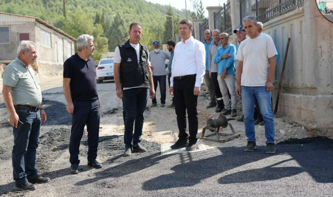 Cumhuriyet Mahallesi’ndeki asfalt çalışmalarını yerinde inceleyen Belediye Başkanı Abdurrahman Tutdere,